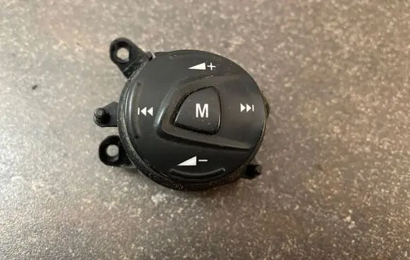 Steering wheel buttons/switches