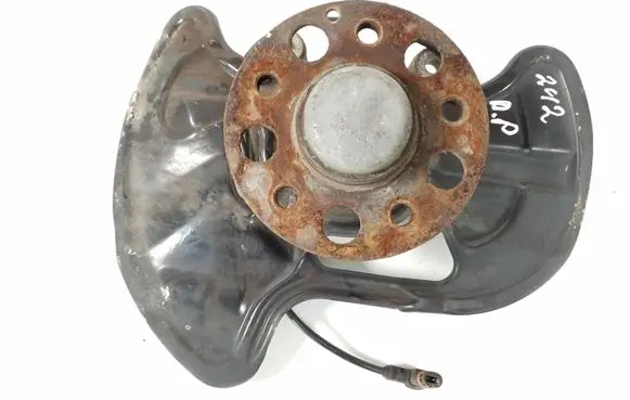Mercedes-Benz E C207 W207 Front wheel hub A2043320201