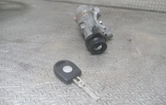 Volkswagen Polo Ignition lock 4B0985851G
