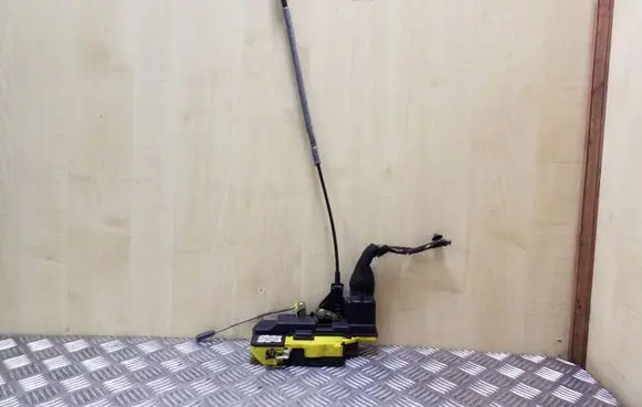 Volvo XC70 Rear door lock 30699756