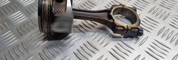 Toyota Avensis T220 Piston with connecting rod