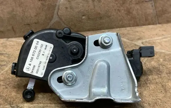 Mercedes-Benz GL X166 Vent window/glass motor A1666700004