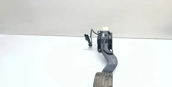 Accelerator throttle pedal