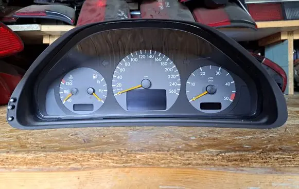 Mercedes-Benz E W210 Speedometer (instrument cluster) A2105402911 110080063008