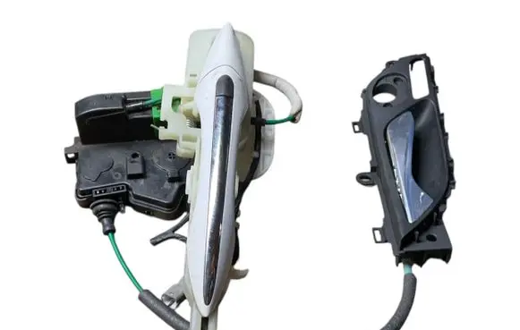Hyundai i40 Front door lock 813203Z010 2611172801