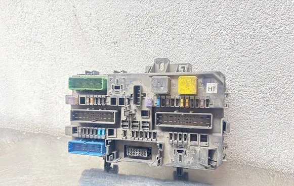 Opel Zafira B Fuse module 13222173 5DK00866933