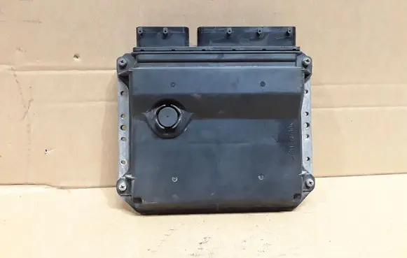 Toyota Avensis T270 Engine control unit/module 8966105D10 2759000161