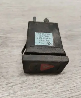 Volkswagen PASSAT B5 Hazard light switch 3B0953235B