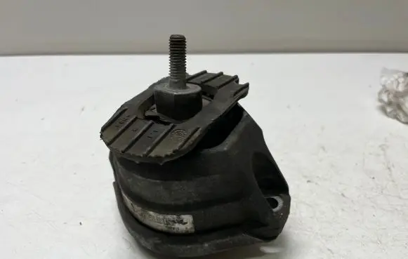 BMW 5 E60 E61 Engine mount bracket 6769874