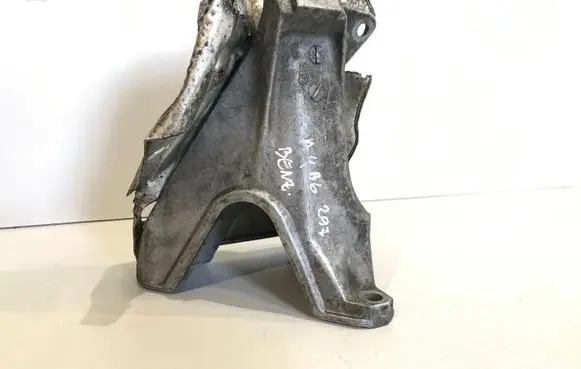 Audi A4 S4 B6 8E 8H Engine mounting bracket 8D0199388