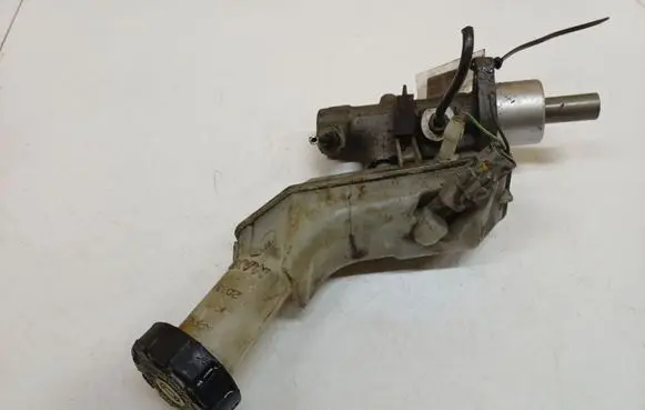 Renault Clio III Brake fluid reservoir