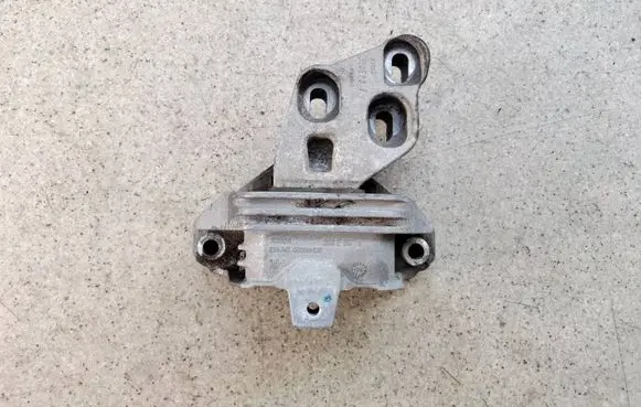 Mercedes-Benz CLA C117 X117 W117 Engine mount bracket A246240061749A A2462400617