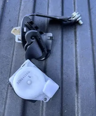 Infiniti FX Rear seatbelt 1058116 70964116G 39917