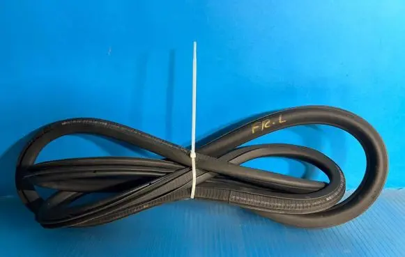 Opel Astra K Front door rubber seal 39179848