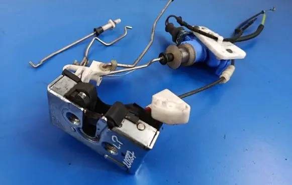 Audi 80 90 S2 B4 Front door lock 8A1837015A