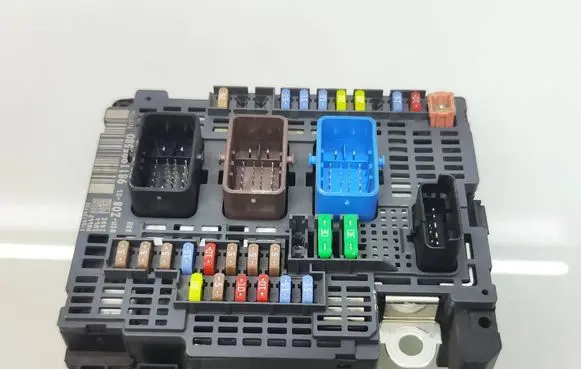 Peugeot Expert Fuse module 9811995580 66754750 BSMZ0801