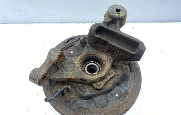 Subaru Impreza I Rear wheel hub