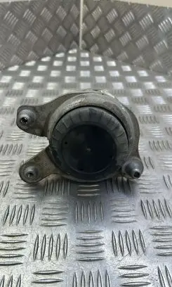 Mercedes-Benz C W205 Engine mount bracket A2052400300