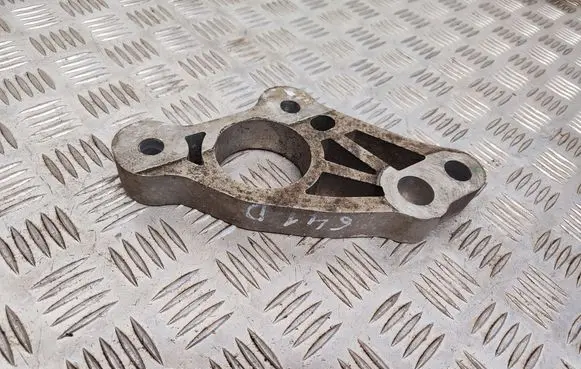 Engine mounting bracket