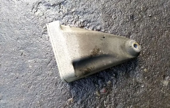 Mercedes-Benz E W211 Engine mounting bracket
