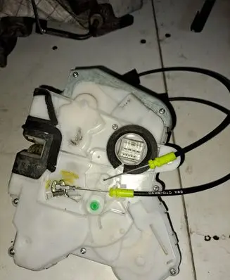 Honda CR-V Front door lock