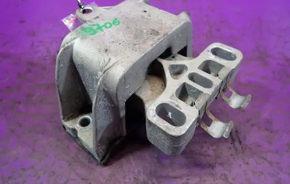 Volkswagen Golf IV Gearbox mounting bracket 