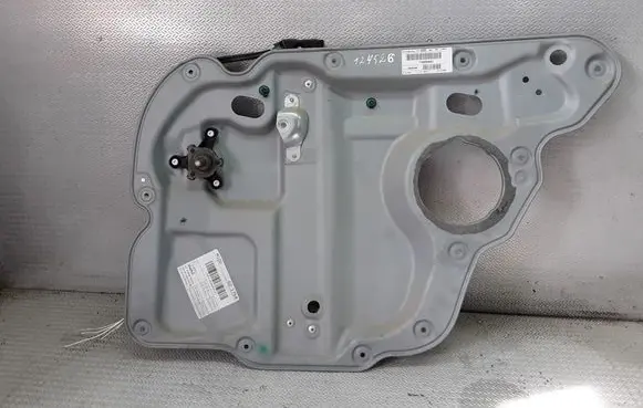 Rear door manual window regulator