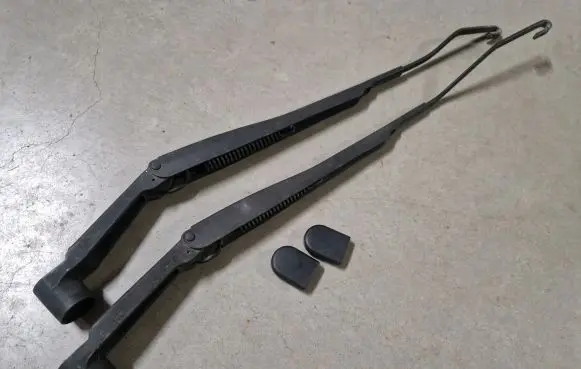 Isuzu D-Max Front wiper blade arm