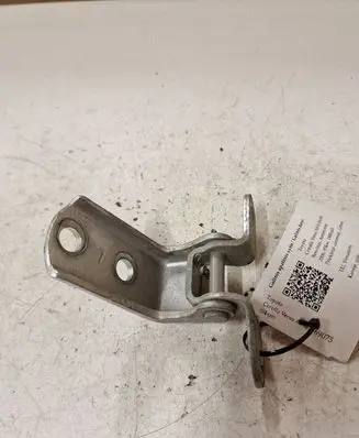 Toyota Corolla Verso AR10 Rear door lower hinge