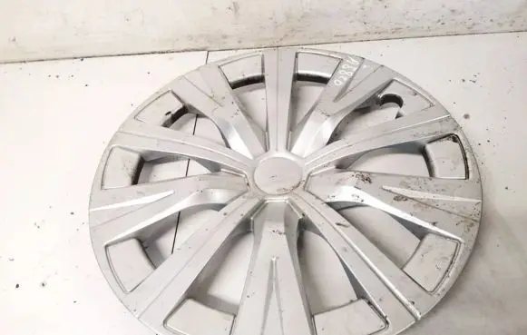 Toyota Avensis T250 R14 wheel hub/cap/trim 3398481910
