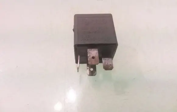 Volkswagen PASSAT B5 Other relay 8D0951253A 373