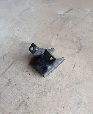 Engine mounting bracket