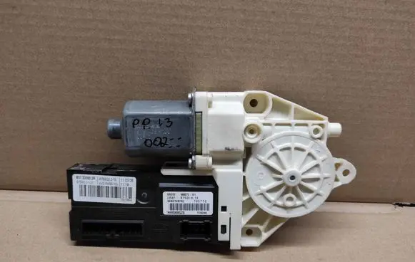 Renault Laguna III Front door window regulator motor 807300002R 978932015 978410101