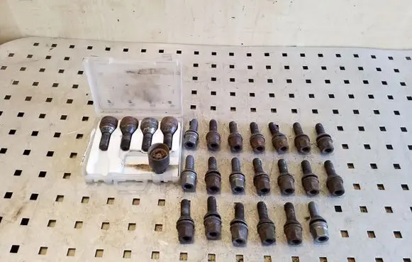 Renault Megane III Nuts/bolts 