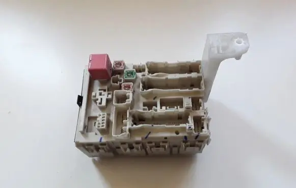 Toyota Avensis T270 Fuse module 8273005150B