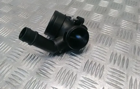 Volkswagen PASSAT B8 Engine coolant pipe/hose 5Q0129635