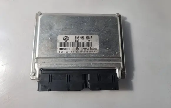 Volkswagen PASSAT B5 Engine control unit/module 8D0906018F