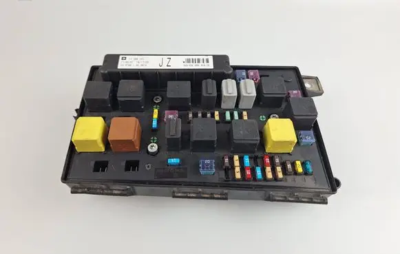 Opel Astra H Fuse module 13250231