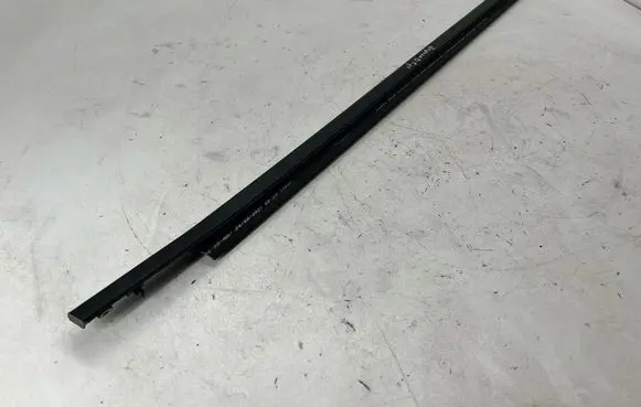Ford Bronco Rubber seal front door window/glass M1PBS20562AC M1PBS20563AC