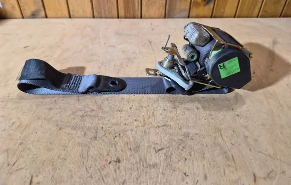 Mazda 323 Front seatbelt 566311001 12RS000 30383F