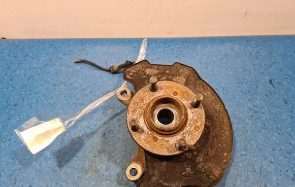 Suzuki Swift I Front wheel hub spindle knuckle