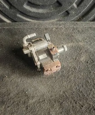 Volkswagen Golf VI Fuel injection high pressure pump 03L130755A