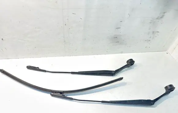 Front wiper blade arm