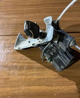 Opel Zafira A Front door lock