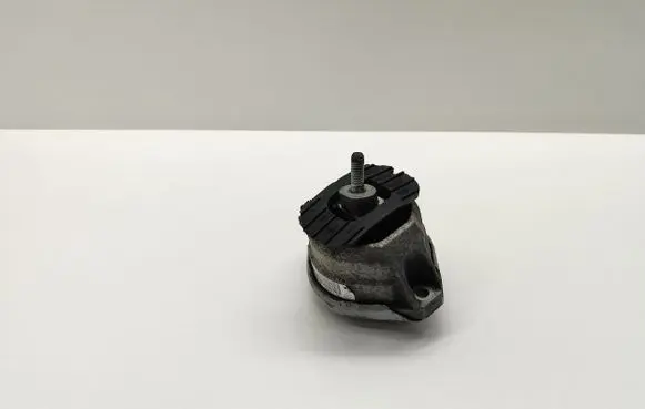 Engine mount bracket