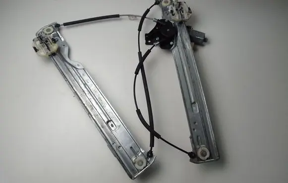 Ford Kuga II Front door window regulator with motor 1944390