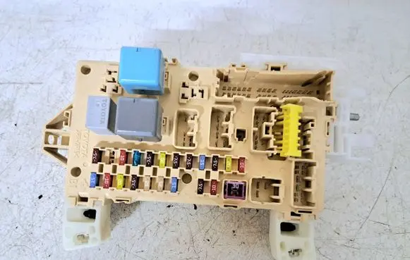 Toyota Corolla Verso AR10 Fuse module 892210F010
