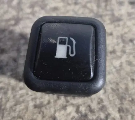 Volkswagen PASSAT B5 Fuel tank opening switch 3B0959833A