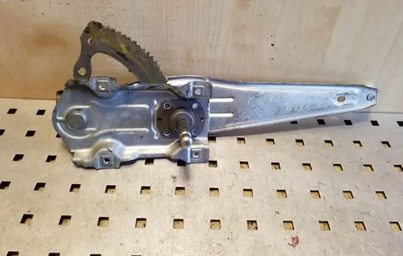 Rear door manual window regulator