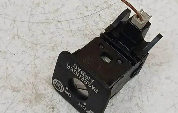 Toyota Auris 150 Passenger airbag on/off switch